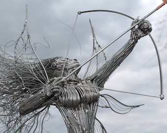 Skulptur av älvbågskytt i naturlig storlek