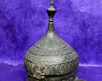 Old box Mughal Paan 1.4 Betel Nut kg Metal carved Ø = 15, 5cm H = 23cm India