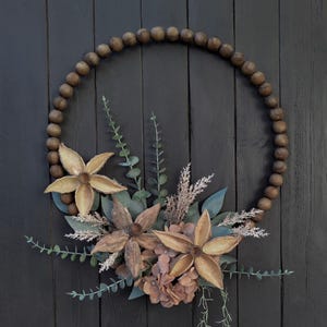 Couronne de perles rustique : eucalyptus et hortensias, décoration de porte de ferme