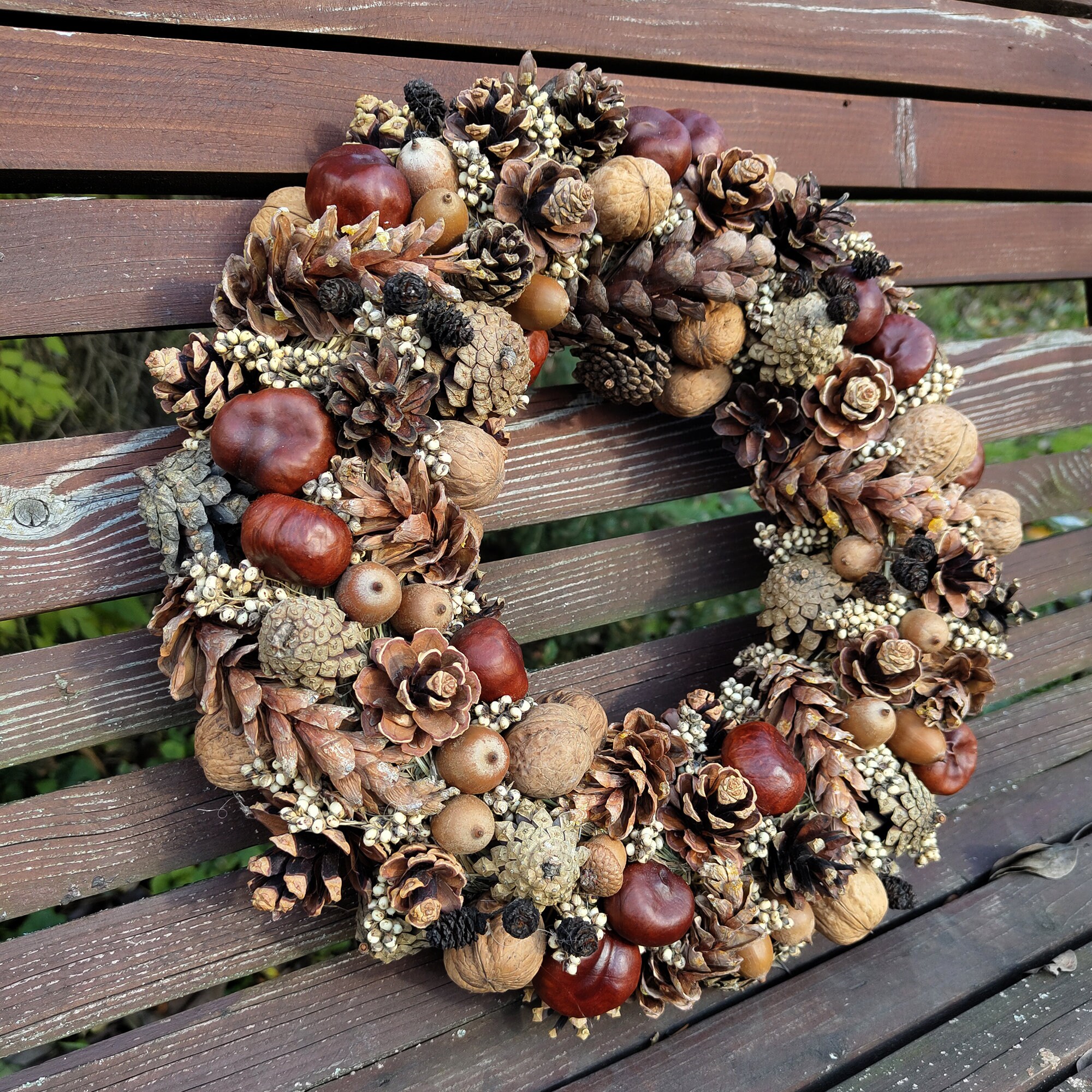Kunstmatige herfstkrans, kunstmatige magnolia-bladeren, herfstkrans, decoratie met bessen, kunstmatige esdoornbladrand voor tuin, bruiloft, open haard, feest, oogstfeest, herfstdecoratie