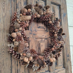 Natuurlijke winterkrans: dennenappels, eikels, noten - voordeurdecoratie