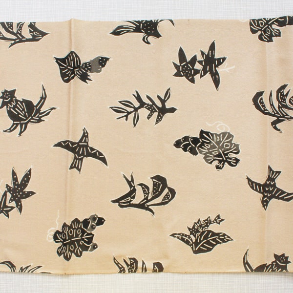 Textile kimono en crêpe de soie vintage japonais 100% / Teinture Bingata / Motif dans les tons noirs / Base beige crème / Oiseau / Plantes / Motif nature