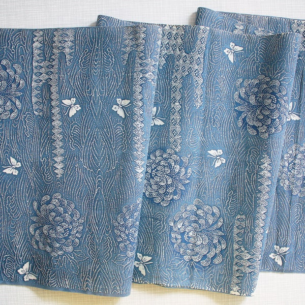 Kimono en coton vintage japonais / Textile Yukata / Indigo clair / Tissu de teinture / Motif floral Kiku Chrysanthemum / Papillon / par yard