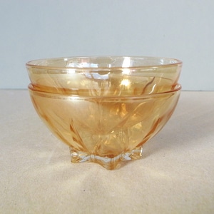 以下が含まれることがあります： フルーテッドデザインのアンバーガラスのボウルが2つ。ボウルは重ねられています。