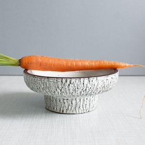 Vintage keramik platt kaktuskruka / planteringskärl / texturerad dekoration / ojämn vit glasyr / mitten av århundradet modern