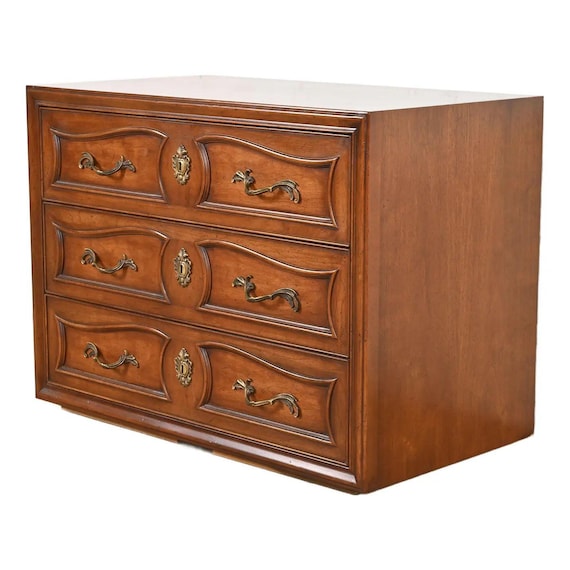 Henredon French Provincial Louis XV Carved Walnut Chest of Drawers