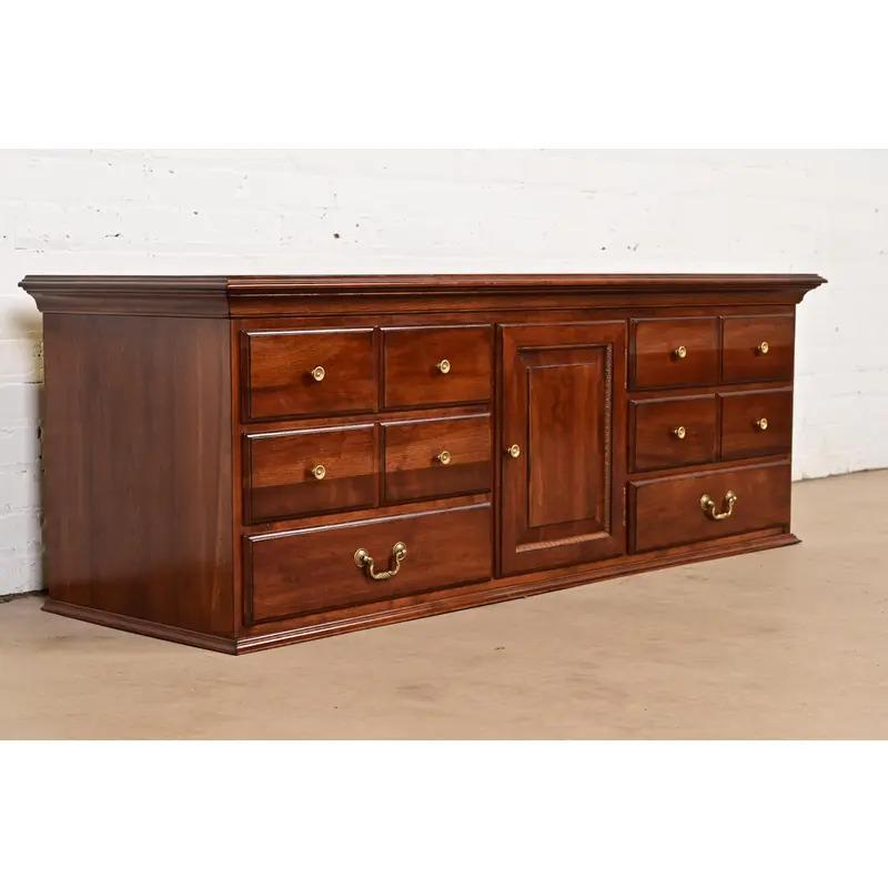 アメリカ ETHAN ALLEN イーセンアーレン社 ウェルシュドレッサー Ethan Allen Georgian Solid Cherry Wood Low Credenza or Sideboard