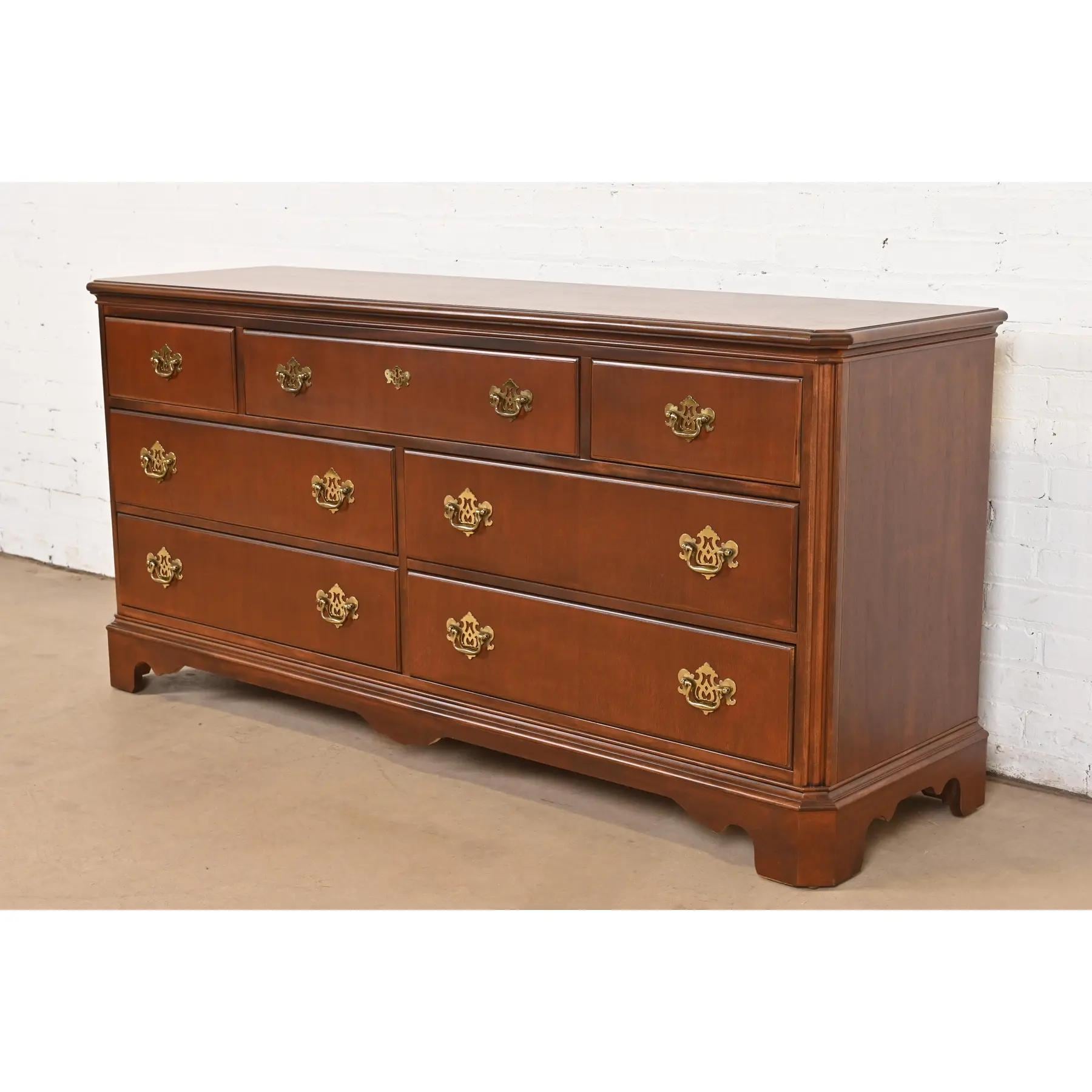 Drexel Heritage Georgian Mahogany Seven-drawer Dresser, Newly