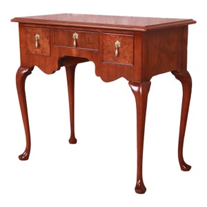 Colecciones con "Muebles Baker Queen Anne Burled Walnut Lowboy Dresser