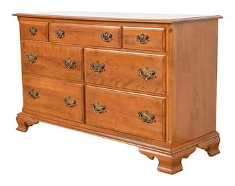 Ethan Allen American Colonial Solid Maple Seven-Drawer Dresser, 1970s