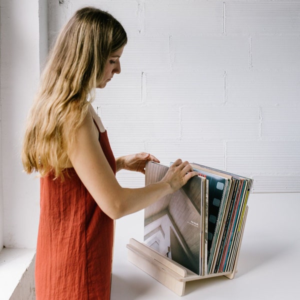 Soporte desmontable para vinilos y libros. Exhibe y organiza hasta 50 LPs y una selección de libros con estilo y practicidad. LA GATZARA