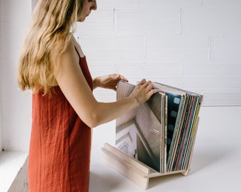 Abnehmbare Halterung für Vinyl und Bücher. Präsentieren und organisieren Sie bis zu 50 LPs und eine Auswahl an Büchern mit Stil und Funktionalität. DIE GATZARA