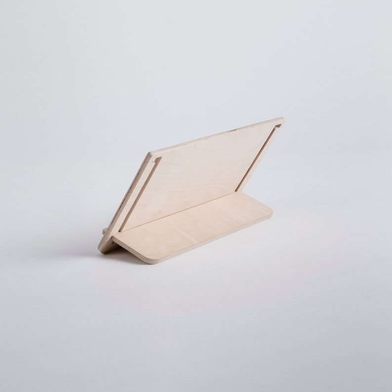 DETABLET: Soporte versátil para tablets y libros, ajustable y estable.
