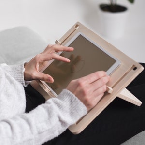 DETABLET: Soporte versátil para tablets y libros, ajustable y estable.