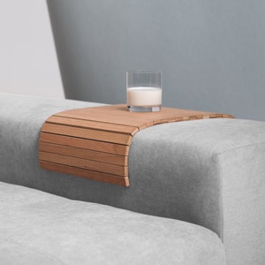 Bandeja flexible para sofá: estabilidad y utilidad en cualquier superficie.