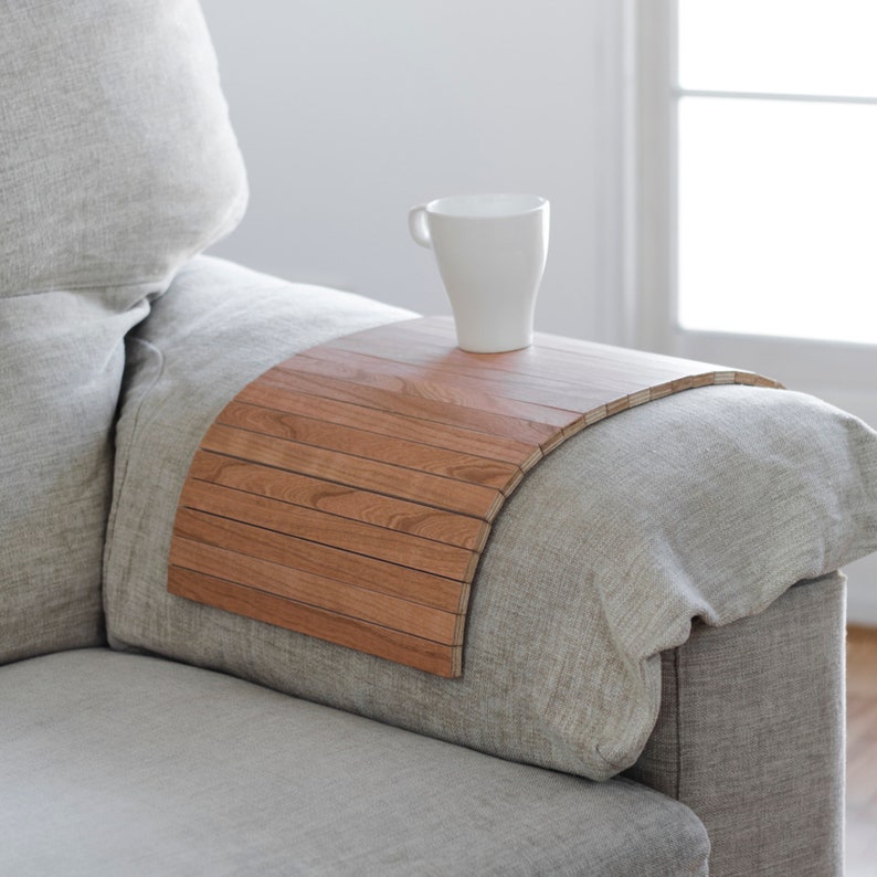 Bandeja flexible para sofá: estabilidad y utilidad en cualquier superficie.