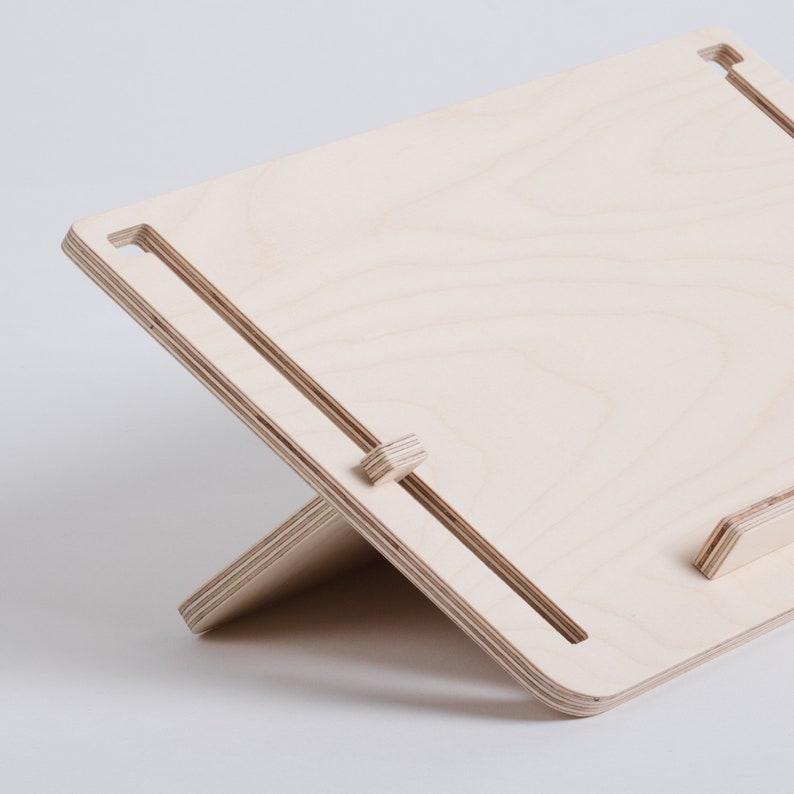 DETABLET: Soporte versátil para tablets y libros, ajustable y estable.