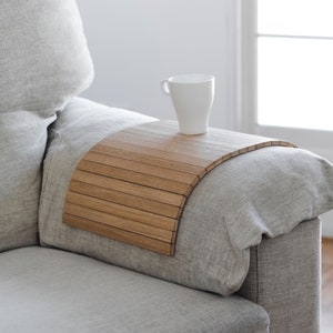 Flexibles Sofatablett | Verstellbares Armlehnentablett für Getränke und Snacks | Handgefertigtes rutschfestes Tablett aus Holz | Umweltfreundliches Eichen-Finish