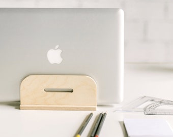 Vertikaler Ständer für Laptops, inklusive Aufladung. Organisieren und laden Sie Ihre Geräte bequem und effizient. DEREST