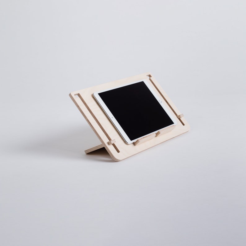 DETABLET: Soporte versátil para tablets y libros, ajustable y estable.