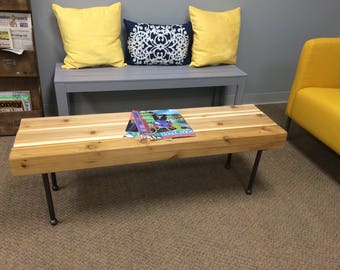 杉板のインダストリアルコーヒーテーブルまたはベンチ