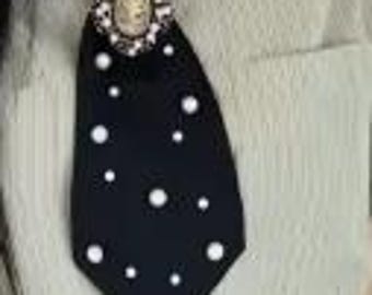 Customize Pearl with Brooch Necktie Design