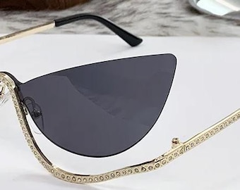 Diseño de gafas de sol sin montura con recorte estilo ojo de gato y diseño personalizado.