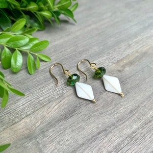 Vintage Orecchini di perline verdi e bianchi / orecchini geometrici eleganti