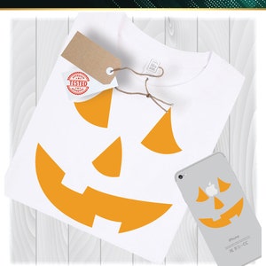 K&ouml;nnte beinhalten: Ein wei&szlig;es T-Shirt mit einem gelben K&uuml;rbisgesichtsdesign. Das Design befindet sich auch auf einer wei&szlig;en iPhone-H&uuml;lle. Der Text "CRAZY SALE" befindet sich oben im Bild. Der Text "Premium Design Only 0,99 $" befindet sich unter dem Verkaufstext. Der Text "SVG DXF PNG" befindet sich unter dem Preis. Der Text "Cutting File" befindet sich unter den Dateitypen. Der Text "Folge uns auf Pinterest" befindet sich unter dem Bild des T-Shirts und der iPhone-H&uuml;lle. Der Text "Wir verschenken jeden Tag GRATIS Designs" befindet sich unten im Bild.
