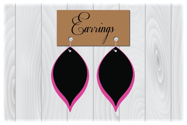 Pode incluir: Um par de brincos pretos e rosa em forma de l&aacute;grima pendurados em uma placa marrom que diz "Earrings".