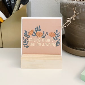 Blumen motivierende positive Affirmationskarten mit Holzständer, Deck mit 12 inspirierenden Karten, kleine positive Botschaften für Ihren Schreibtisch