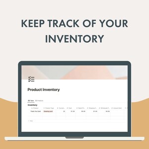 Peut inclure: Un ordinateur portable affiche une feuille de calcul d'inventaire de produits. Le texte "KEEP TRACK OF YOUR INVENTORY" est en haut. La feuille de calcul comprend des colonnes pour le type de produit, la quantit&eacute;, le co&ucirc;t, le prix de d&eacute;tail, les frais d'exp&eacute;dition, le prix de gros et le montant vendu.