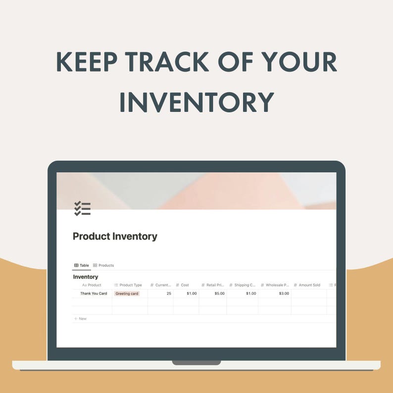 Peut inclure: Un ordinateur portable affiche une feuille de calcul d'inventaire de produits. Le texte "KEEP TRACK OF YOUR INVENTORY" est en haut. La feuille de calcul comprend des colonnes pour le type de produit, la quantit&eacute;, le co&ucirc;t, le prix de d&eacute;tail, les frais d'exp&eacute;dition, le prix de gros et le montant vendu.