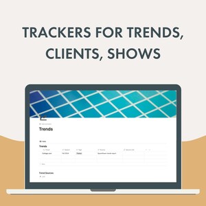 Peut inclure: Un ordinateur portable affiche une feuille de calcul intitul&eacute;e "Tendances". L'&eacute;cran montre un tableau avec des colonnes pour "Source", "Saison" et "Tags". Le texte au-dessus du tableau indique "TRACKERS FOR TRENDS, CLIENTS, SHOWS."