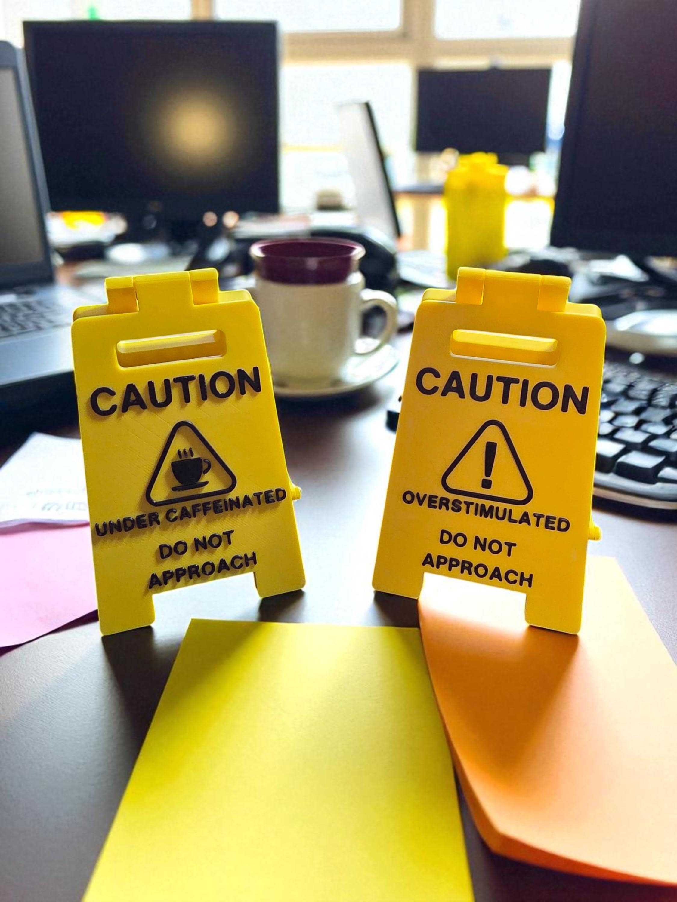 Cartello da scrivania con scritta in lingua inglese Caution Overstimulated, divertente cartello da scrivania con scritta in inglese Do not Approach, regalo bavaglio, decorazione umoristica per