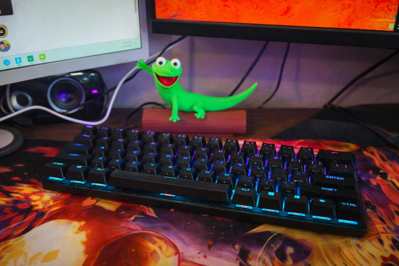 Hoppers-inspired Funny Green Lizard Desk Buddy on Log - Etsy