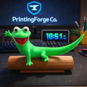 Puede incluir: Una vibrante figura de lagarto verde con una amplia sonrisa y un brazo extendido descansa sobre un tronco de madera. El fondo incluye un monitor de computadora que muestra el logotipo "PrintingForge Co.", un teclado y un reloj digital.