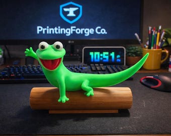 Divertida lagartija verde de peluche inspirada en Hoppers, ideal como mascota de escritorio sobre un tronco.