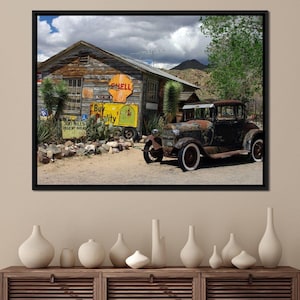 Vecchia auto sulla Route 66: arredamento vintage, arte automobilistica classica, scena nostalgica di una stazione di servizio, viaggio su strada retrò di NICHECANVAS