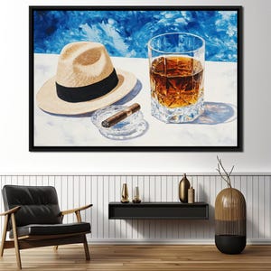 Op de afbeelding: Een schilderij met een strohoed, een glas met amberkleurige vloeistof en een sigaar op een wit oppervlak met een blauwe achtergrond.