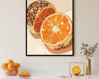 Può includere: Una stampa artistica incorniciata raffigurante un'arancia tagliata a metà, con una texture a palla da discoteca sulla buccia. Le fette d'arancia sono di un arancione brillante con un centro bianco. L'opera d'arte è esposta su una superficie bianca.