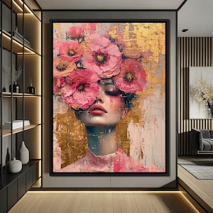 Può includere: Un dipinto di una donna con fiori rosa che le coprono il viso. I fiori sono dipinti in uno stile realistico, con petali e trame visibili. Il viso della donna è parzialmente oscurato dai fiori, ma i suoi occhi sono chiusi e le sue labbra sono dipinte di un rosso vivo. Lo sfondo del dipinto è un oro testurizzato e bianco.