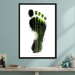 Könnte beinhalten: Schwarz gerahmtes Wandbild mit einem stilisierten Fußabdruck-Design. Der Fußabdruck ist schwarz mit einem grünen Wald und Binärcode in der Mitte. Das Kunstwerk wird an einer hellblauen Wand über einem Holzregal ausgestellt.