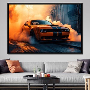 Peut inclure: Une voiture musclée orange vif avec des bandes de course noires fait un burnout, laissant une traînée de fumée derrière elle. La voiture est sur un parking avec une surface en béton.