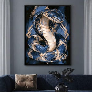 Peut inclure: Une impression d'art encadrée représentant un cobra enroulé dans des tons bleu profond et or métallique. Le serpent est placé devant un motif de cadre géométrique doré sur un fond abstrait bleu et noir foncé.