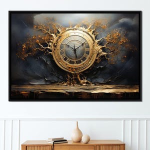 Op de afbeelding: Een gouden wijzerplaat met Romeinse cijfers wordt omringd door een gouden boom met uitgestrekte takken. De achtergrond is een abstract schilderij in donkerblauw en grijs.