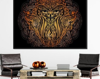 Op de afbeelding: Een zwart en gouden mandala-ontwerp met een uil met ingewikkelde details. De ogen van de uil zijn groot en prominent, en zijn veren zijn afgebeeld in een wervelend patroon.