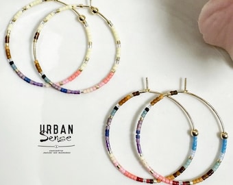 Brincos de argola coloridos com miçangas, banhados a ouro 18K, estilo boho praiano.