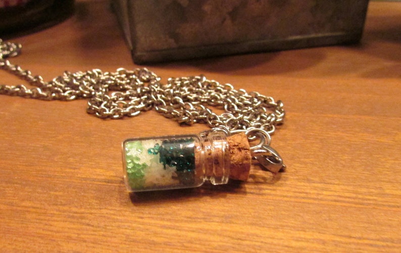 Glows in the Dark Irish Luck St Patrick/'s Day Green Crystal Glowing Stars Glass Vial Bottle Necklace with a 30 inch Silver Plated Chain