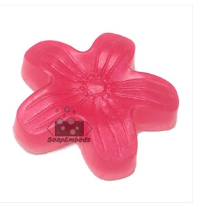 Peut inclure: Un savon en forme de fleur rose avec un design détaillé. Le savon est fabriqué par SoapEmbeds.